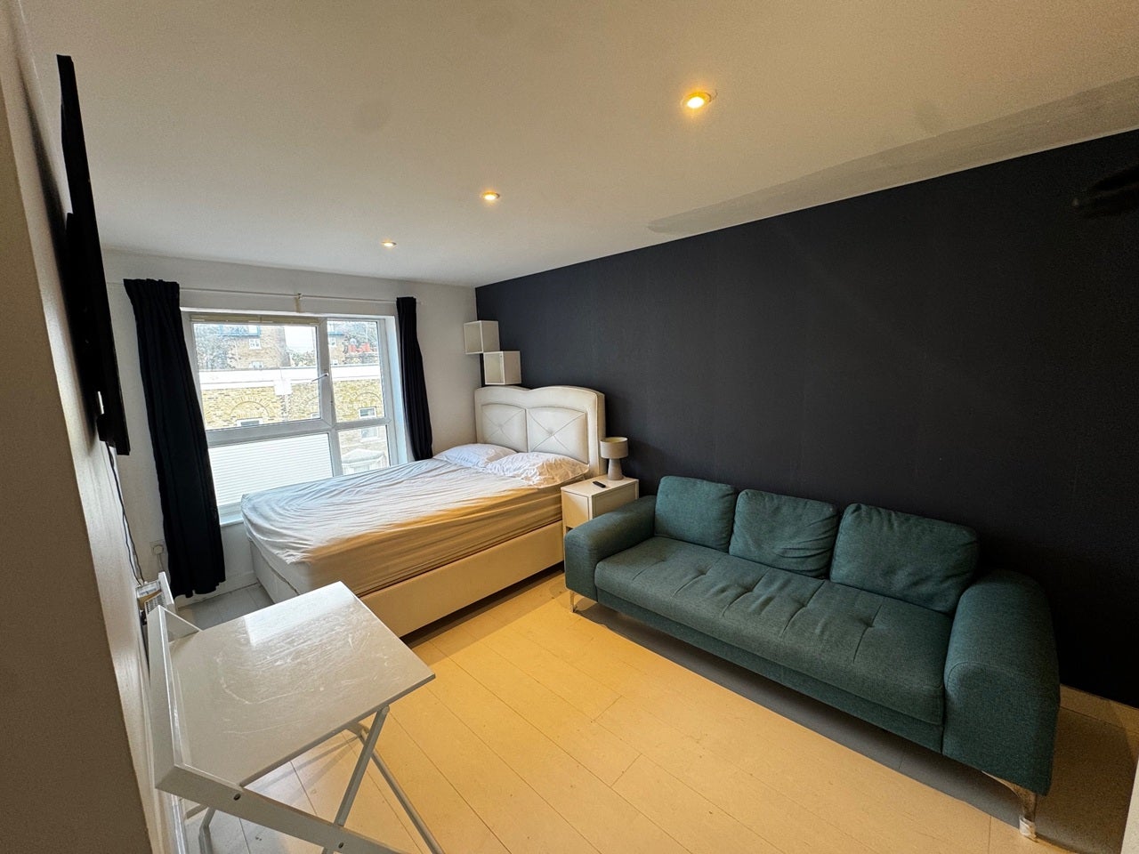 Room Westferry Road in Greater London