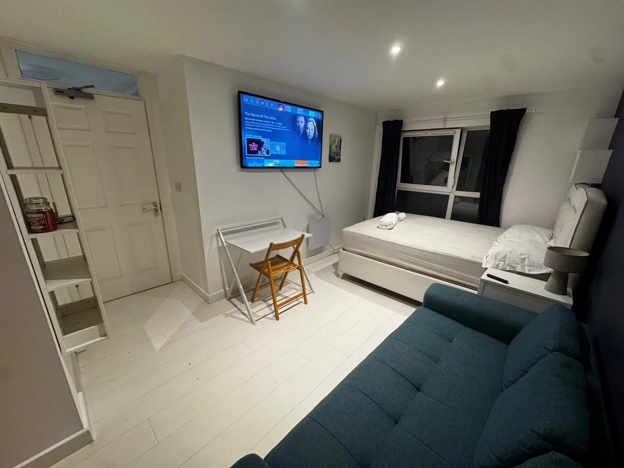 Room Westferry Road in Greater London