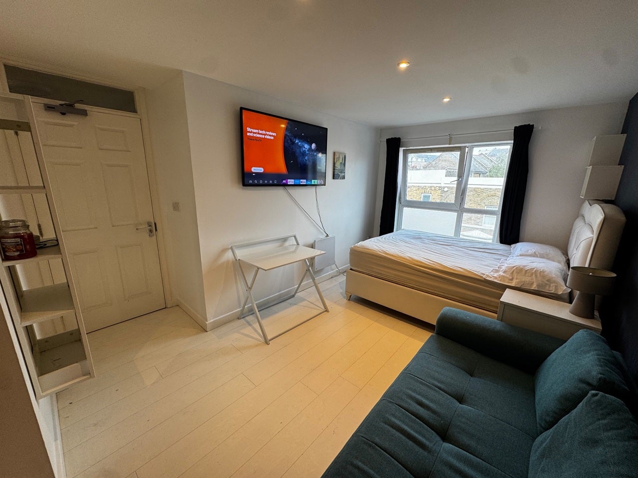 Room Westferry Road in Greater London