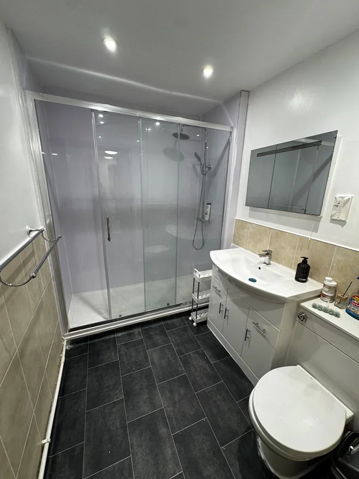 Room Westferry Road in Greater London