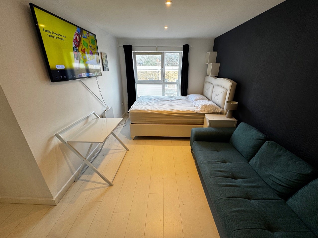 Room Westferry Road in Greater London
