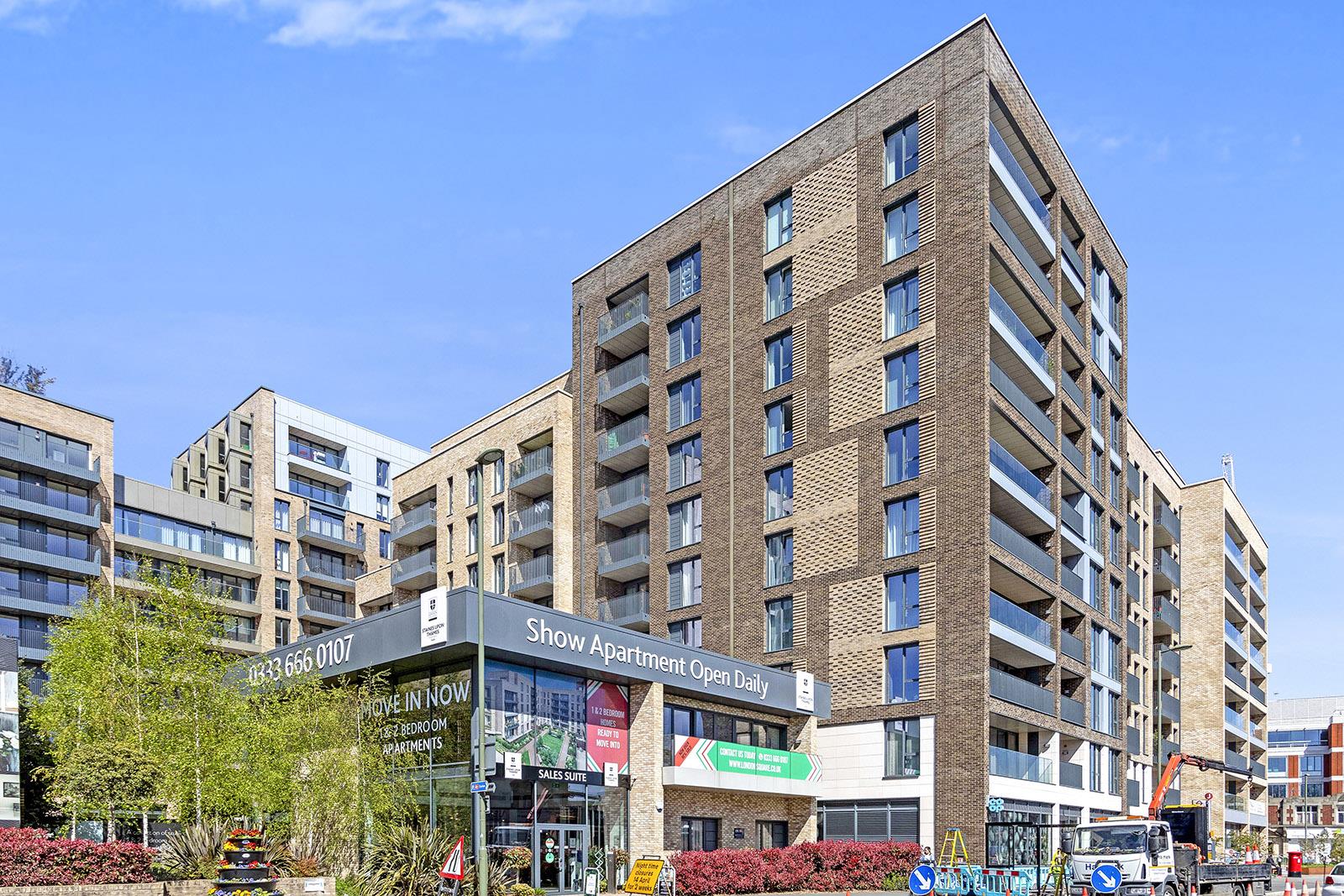 Flat Fairfield Avenue in Borough of Spelthorne