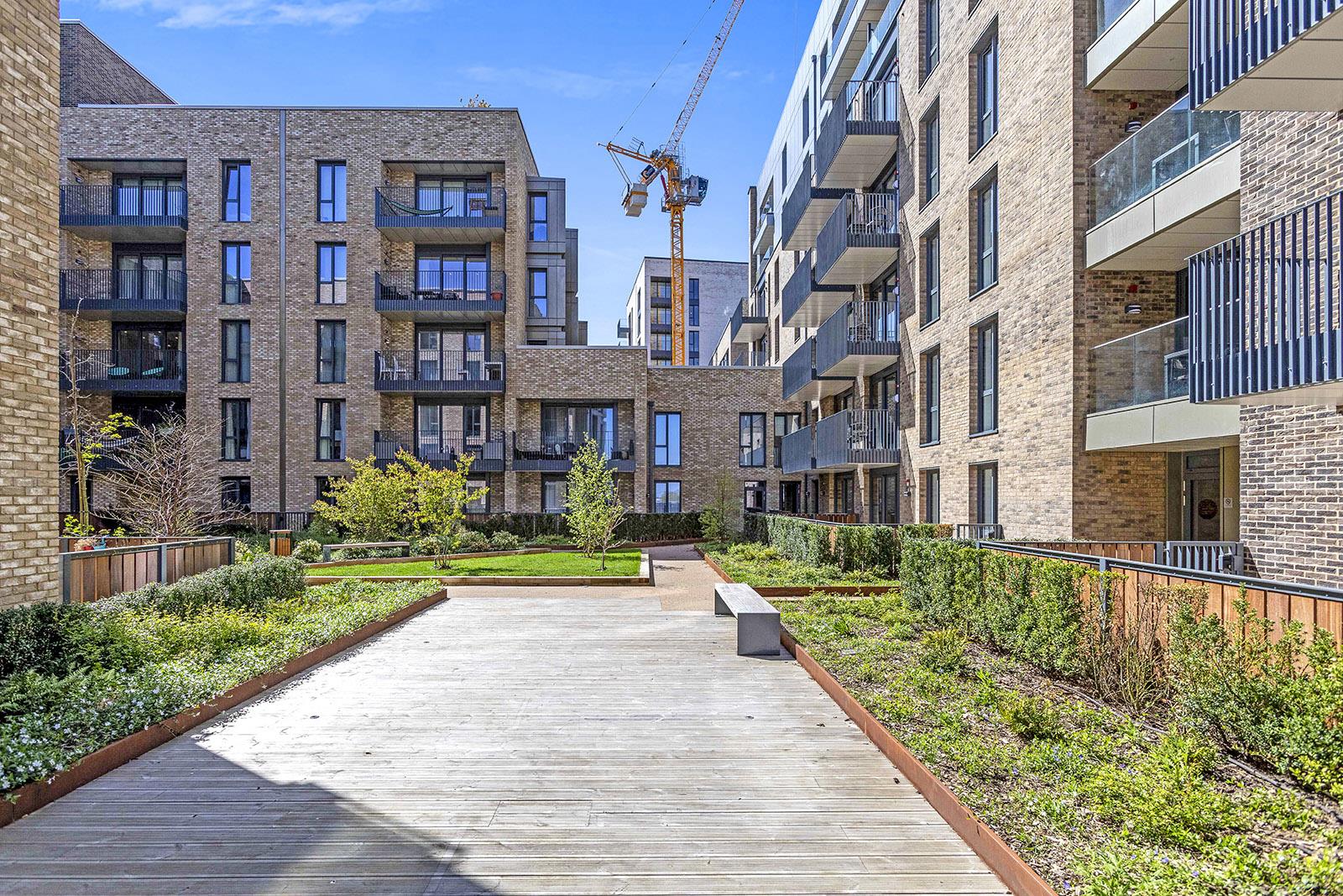 Flat Fairfield Avenue in Borough of Spelthorne