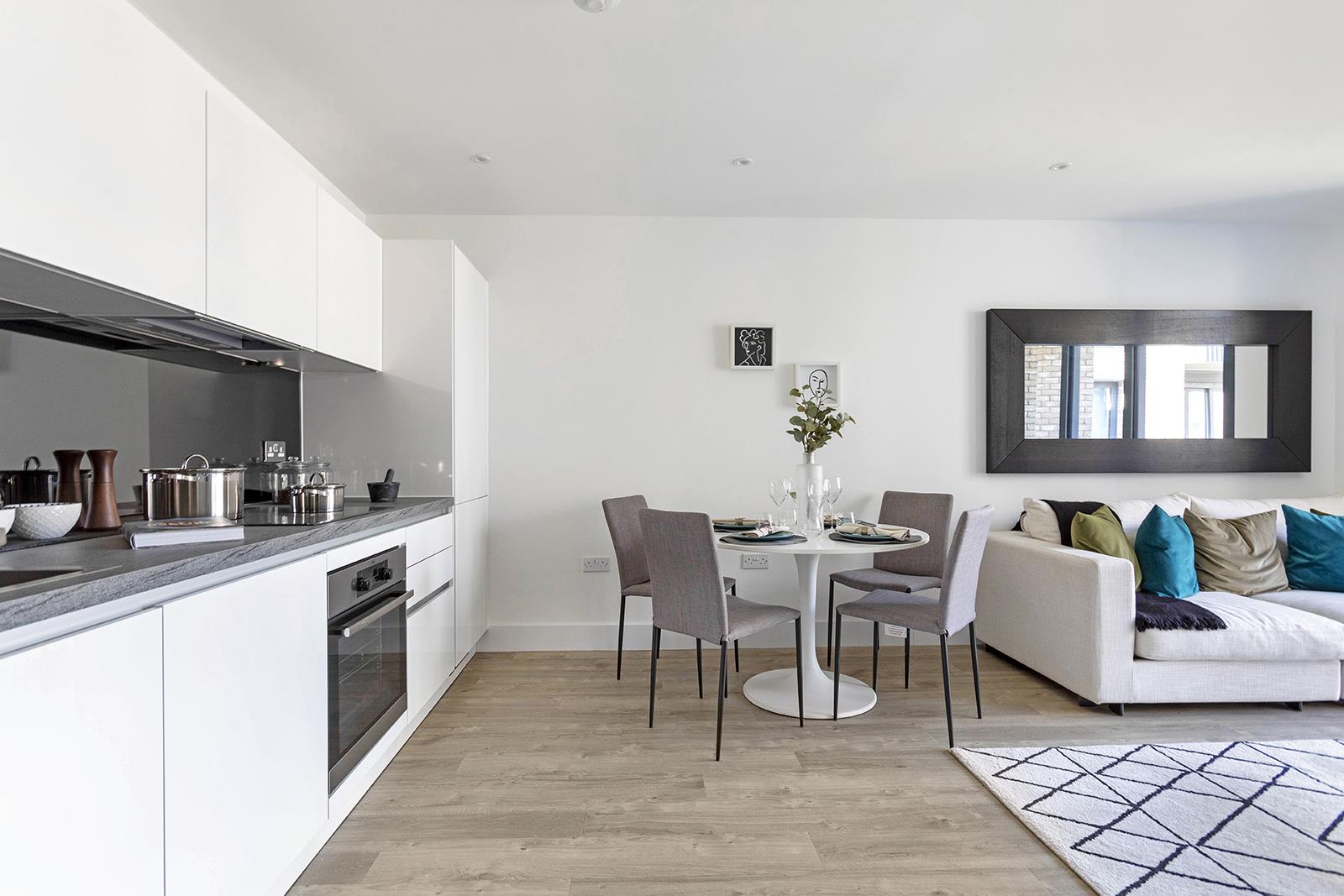 Flat Fairfield Avenue in Borough of Spelthorne