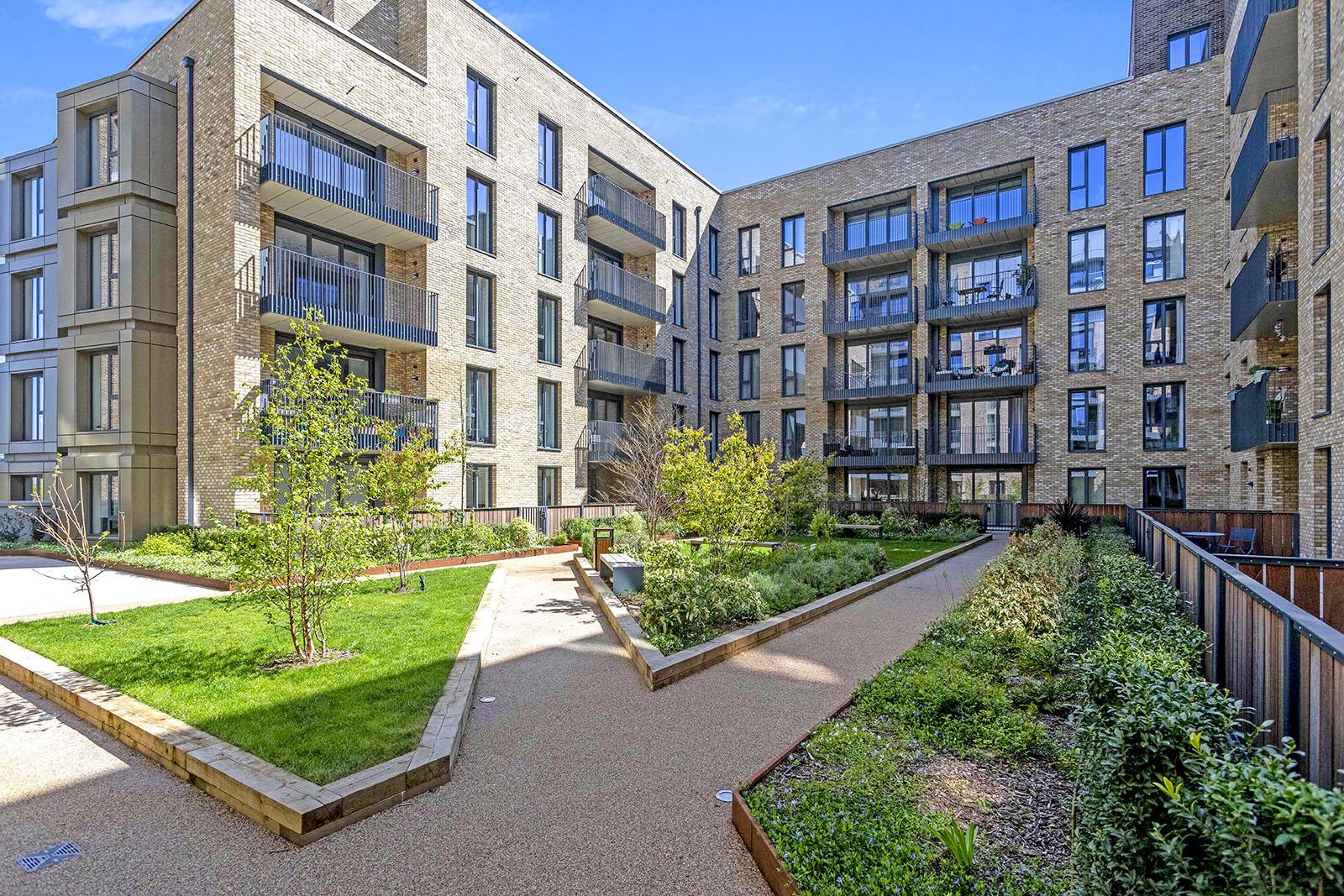 Flat Fairfield Avenue in Borough of Spelthorne