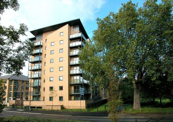 Flat Victoria Way in Woking