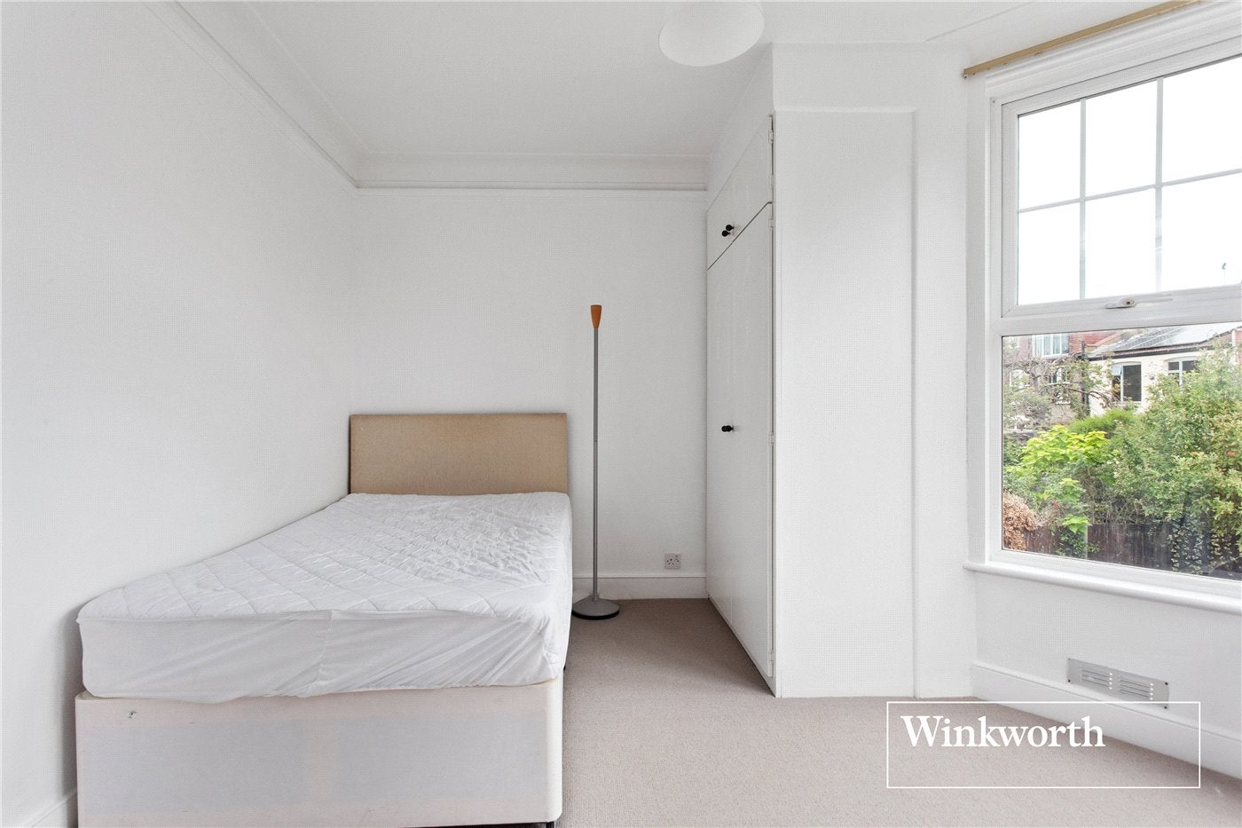 Flat Princes Avenue in Greater London