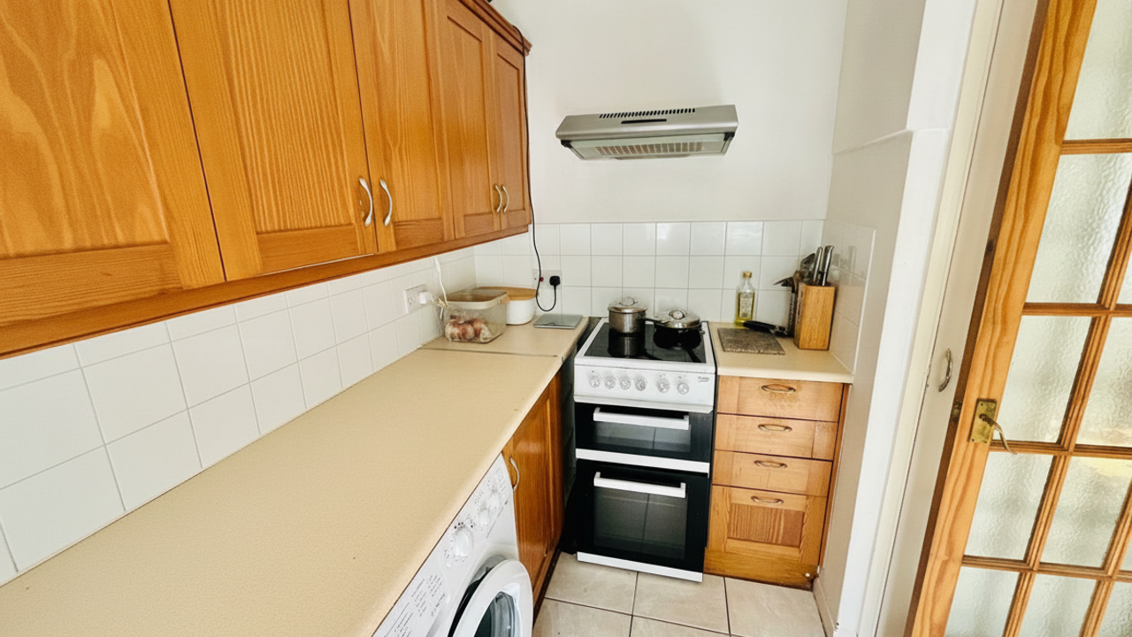 Flat Kings Avenue in Greater London