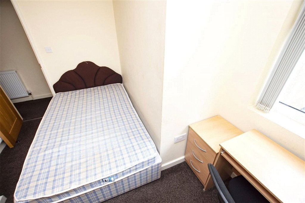 Room Heeley Road in Birmingham