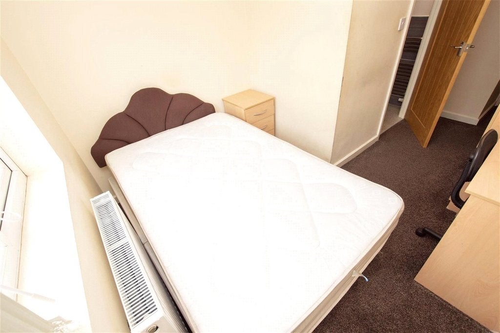 Room Heeley Road in Birmingham