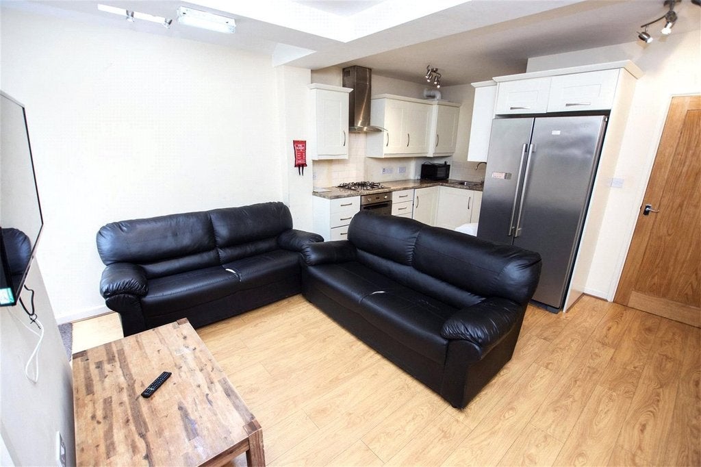 Room Heeley Road in Birmingham