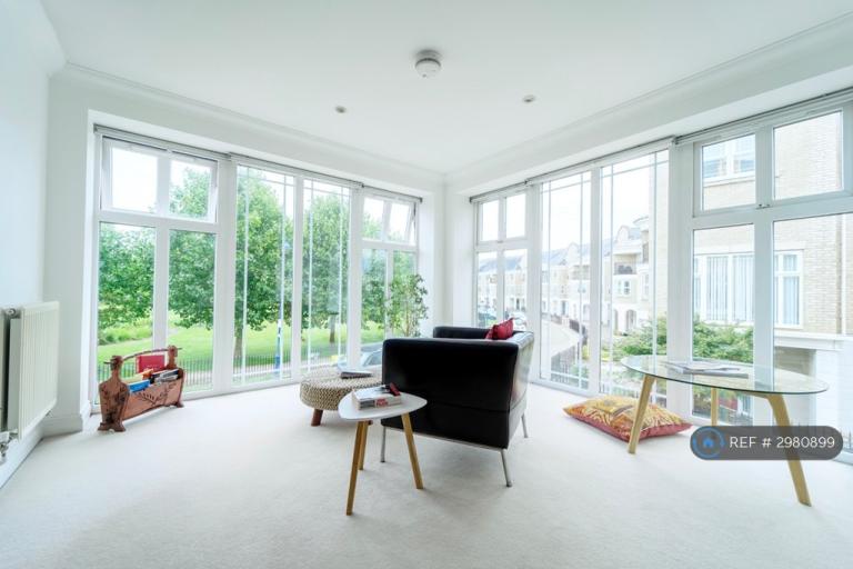 House Dettingen Crescent in Deepcut