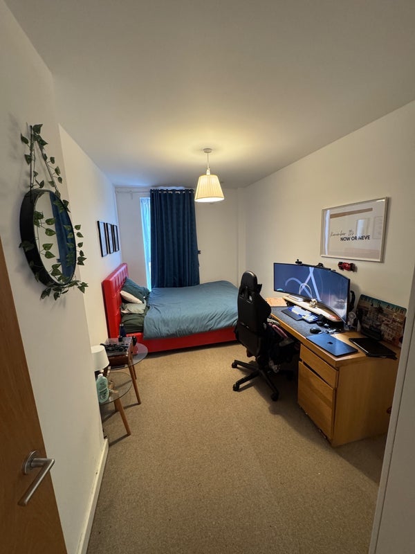Room Brook Avenue in Greater London