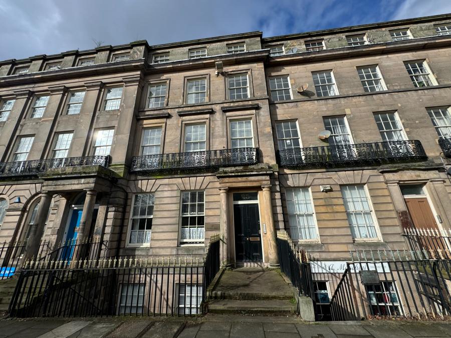 Flat Hamilton Square in Birkenhead