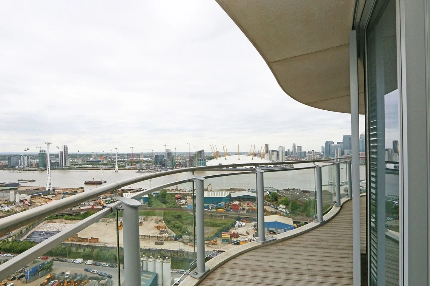 Flat Silvertown Way in Greater London