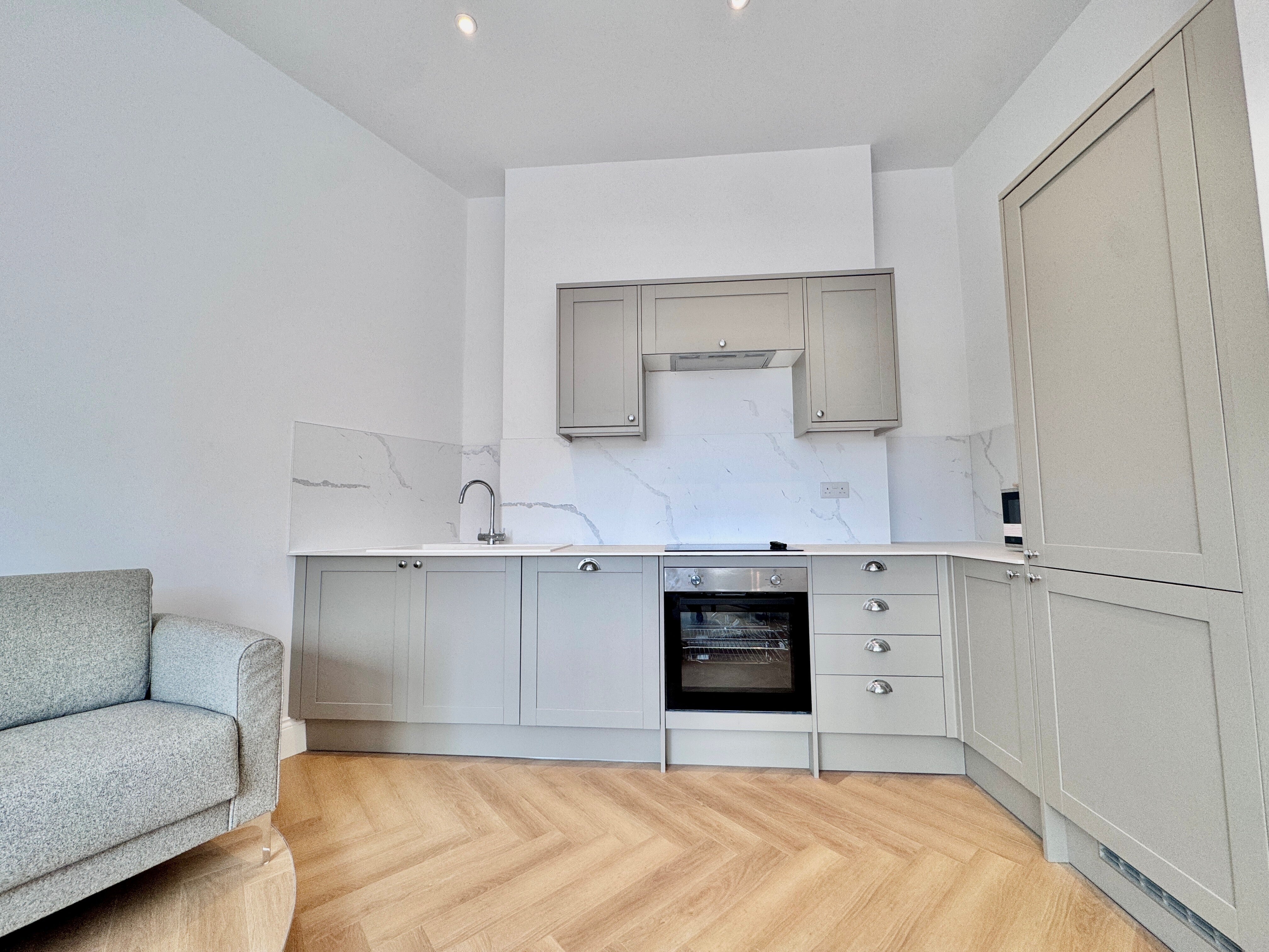 Flat Seamoor Road in Bournemouth
