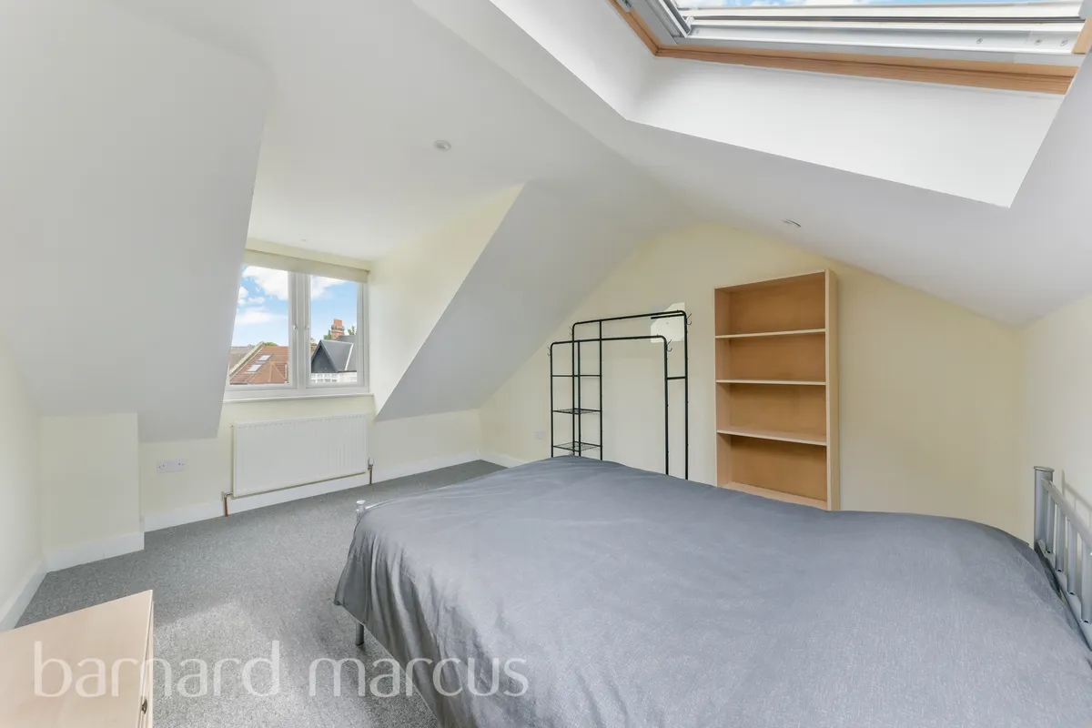 Flat Fairmile Avenue in Greater London