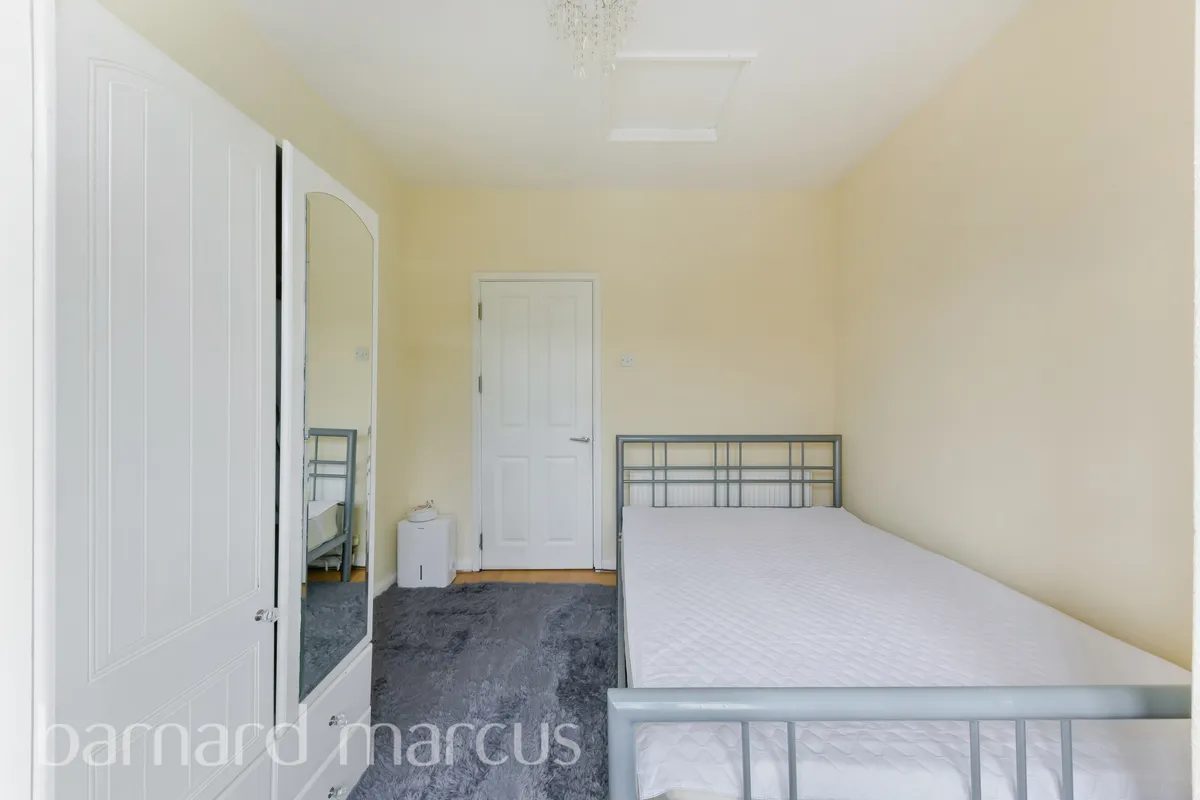 Flat Fairmile Avenue in Greater London