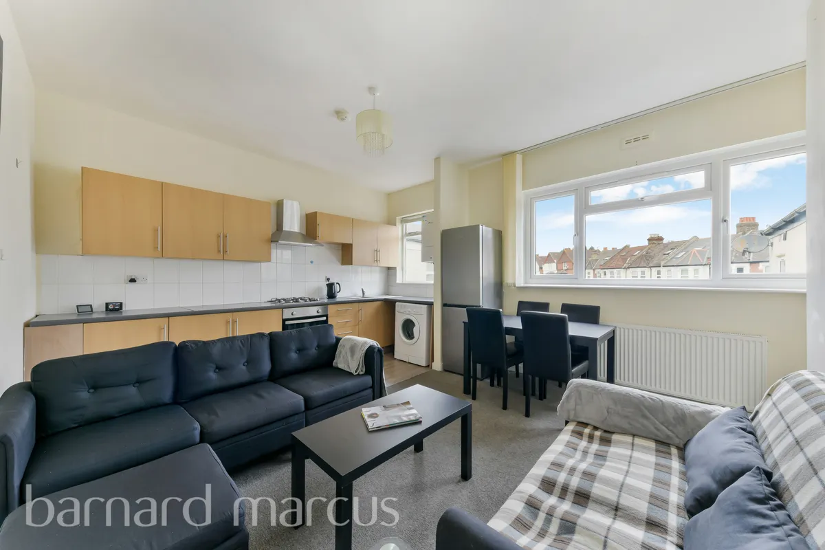 Flat Fairmile Avenue in Greater London