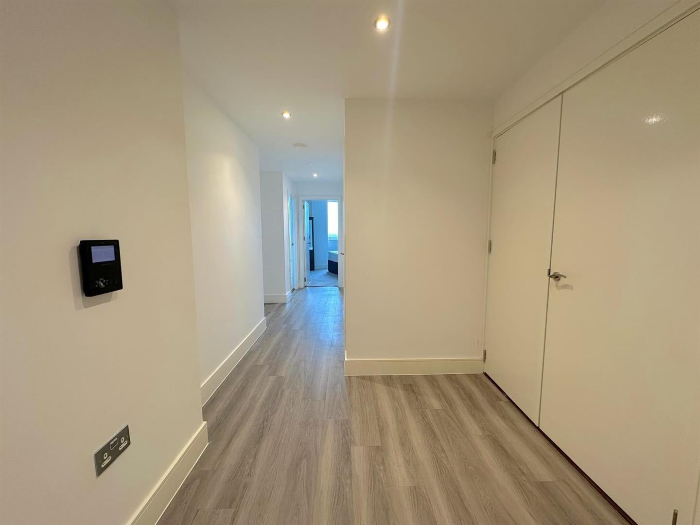 Flat Healum Avenue in Greater London
