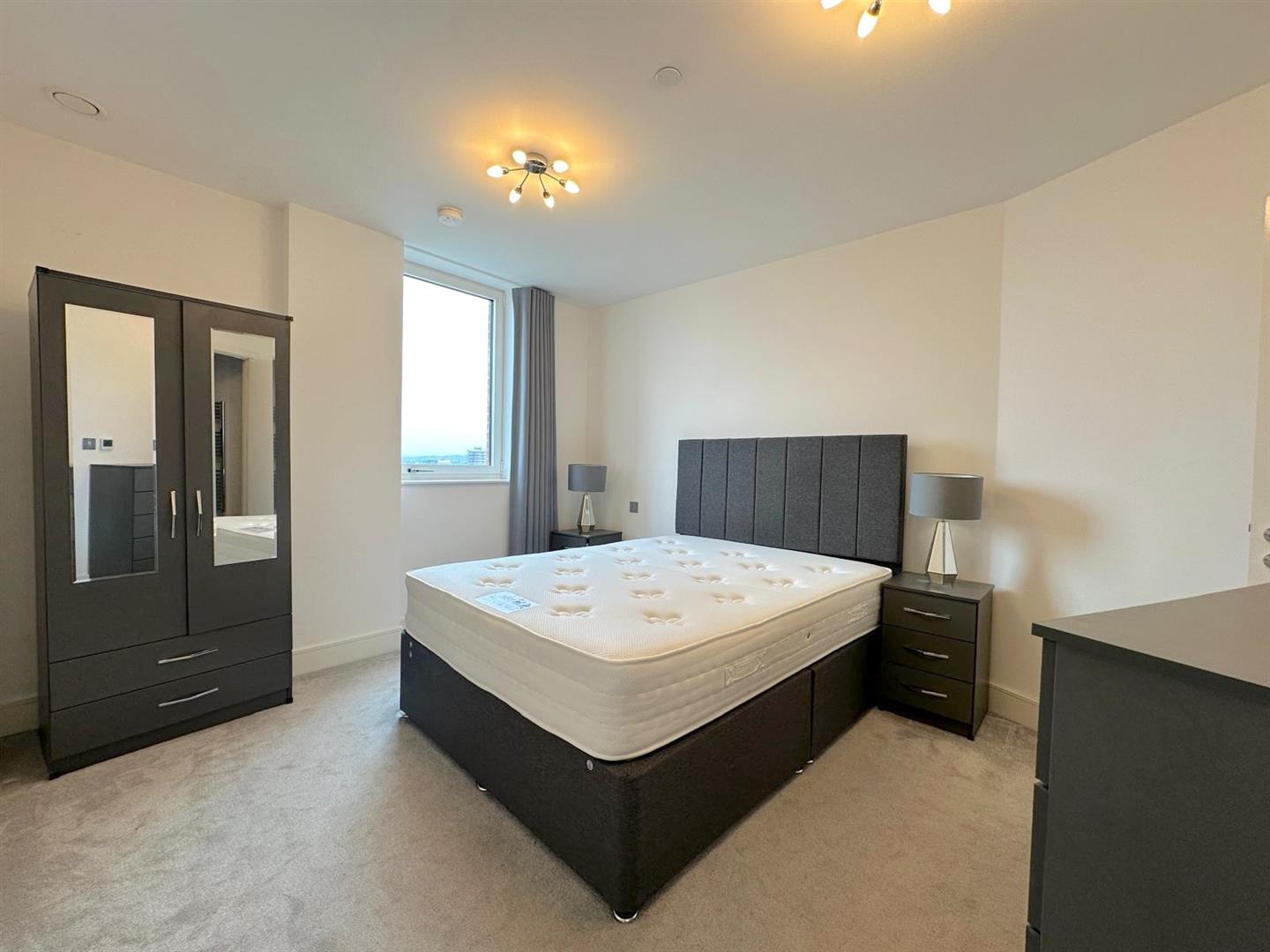 Flat Healum Avenue in Greater London