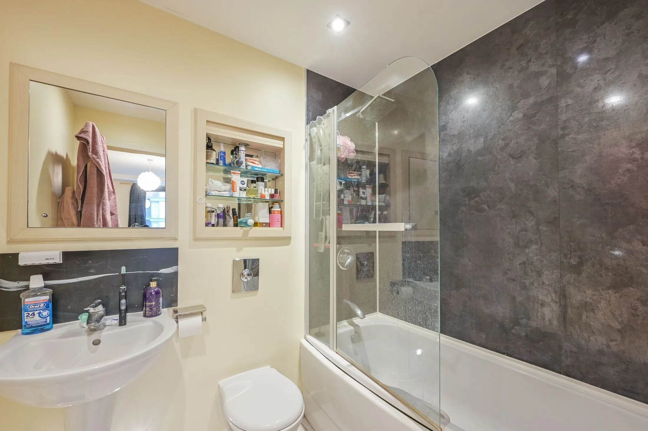 Flat Millharbour in Greater London
