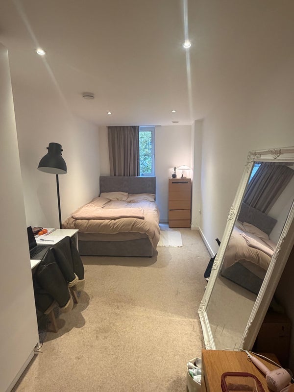 Room Logan Close in Greater London