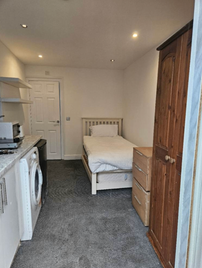Flat Colindeep Lane in Greater London