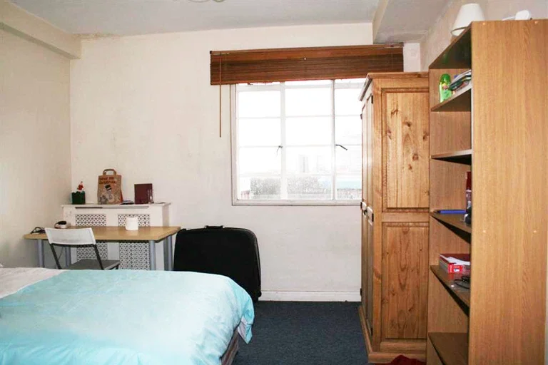 Flat Hammersmith Road in Greater London