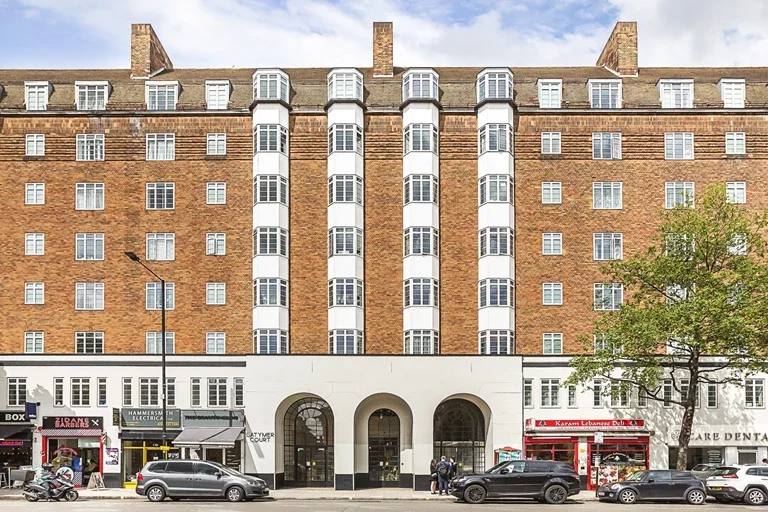 Flat Hammersmith Road in Greater London