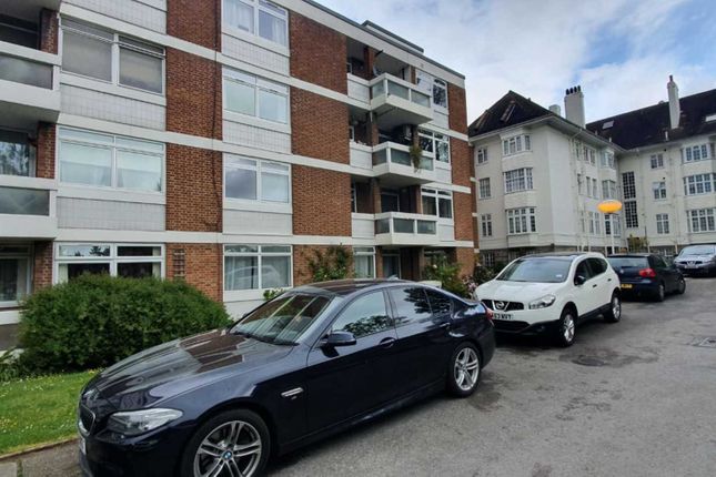 Flat Western Avenue in Greater London
