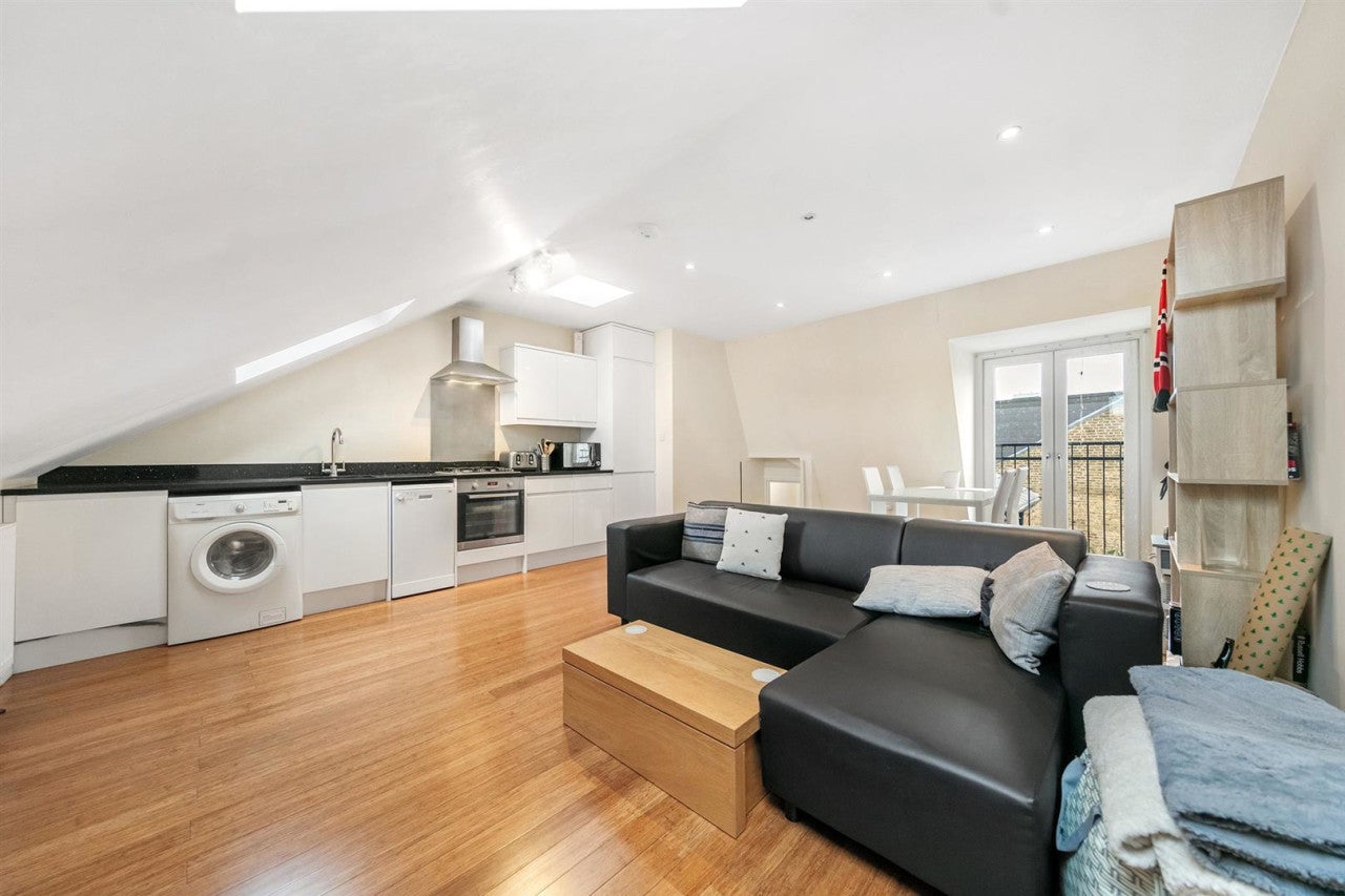 Flat Lyham Road in Greater London