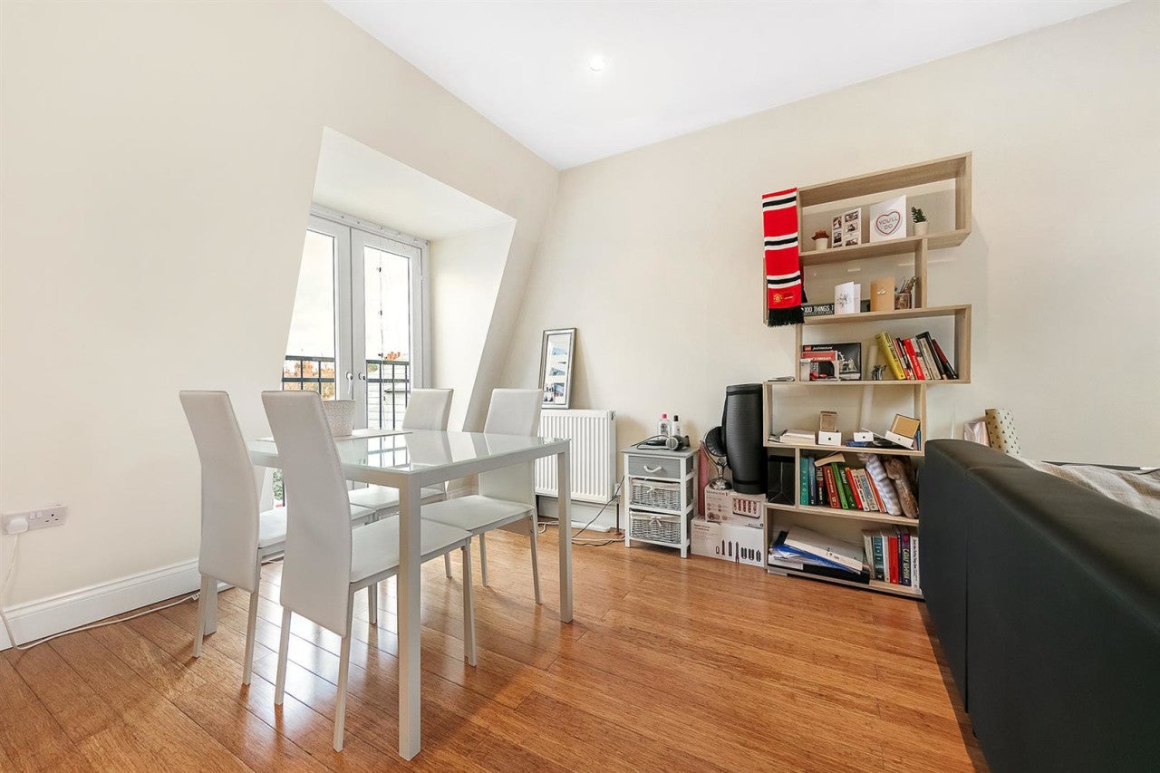 Flat Lyham Road in Greater London