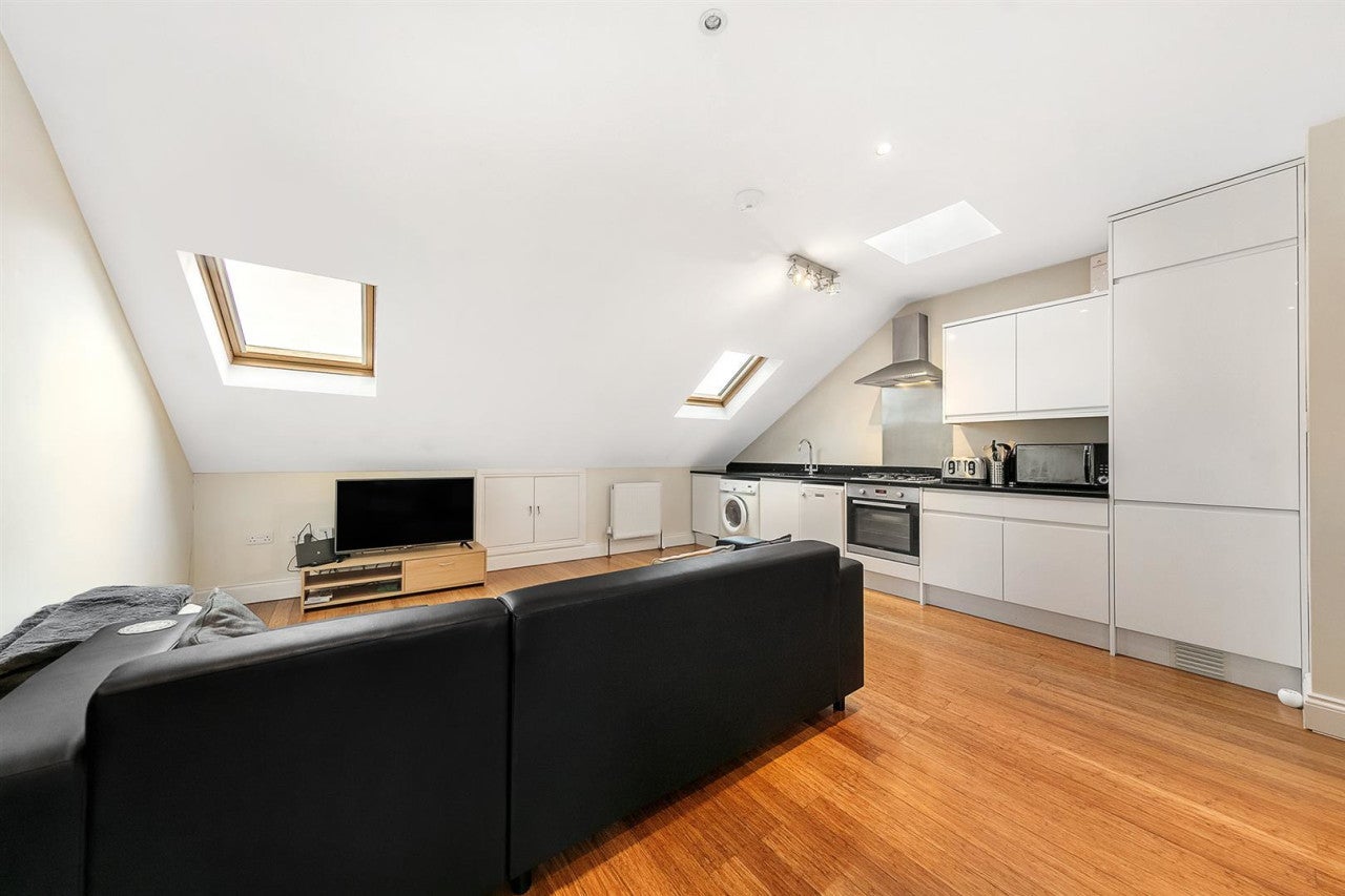 Flat Lyham Road in Greater London