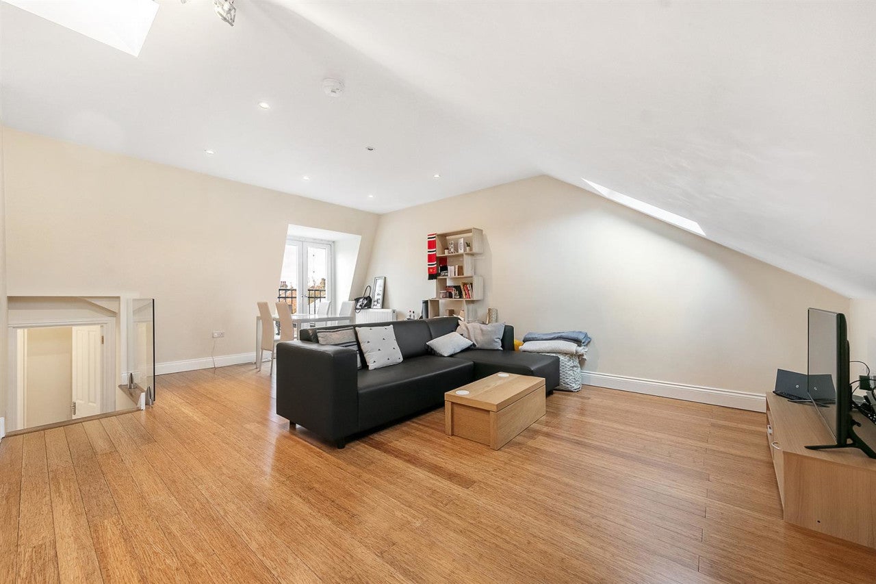 Flat Lyham Road in Greater London