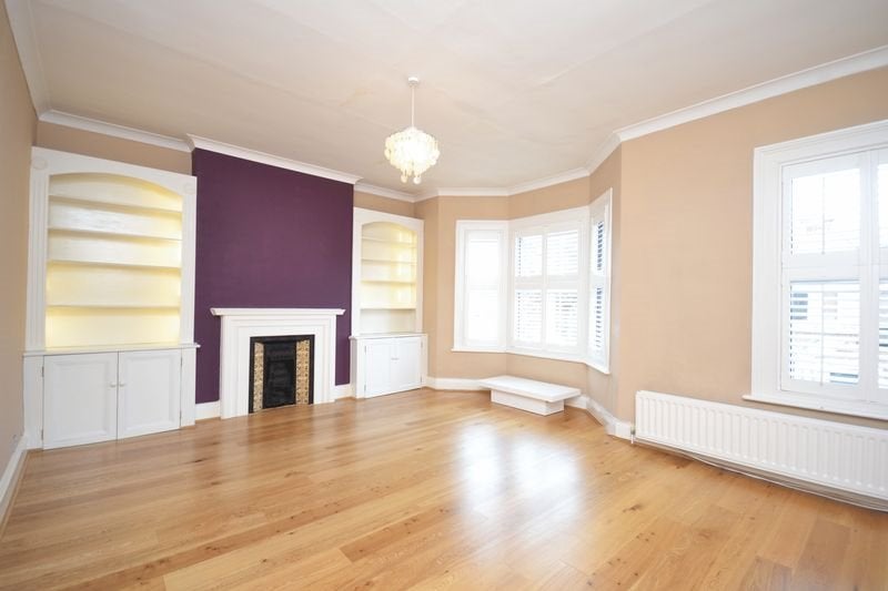 Flat Cathles Road in Greater London