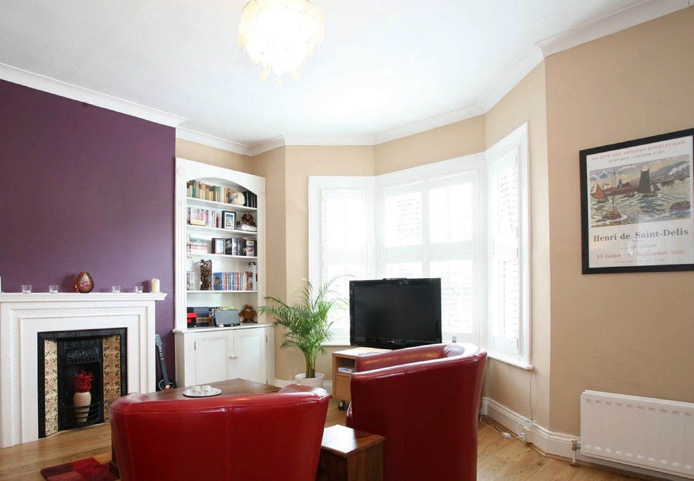Flat Cathles Road in Greater London