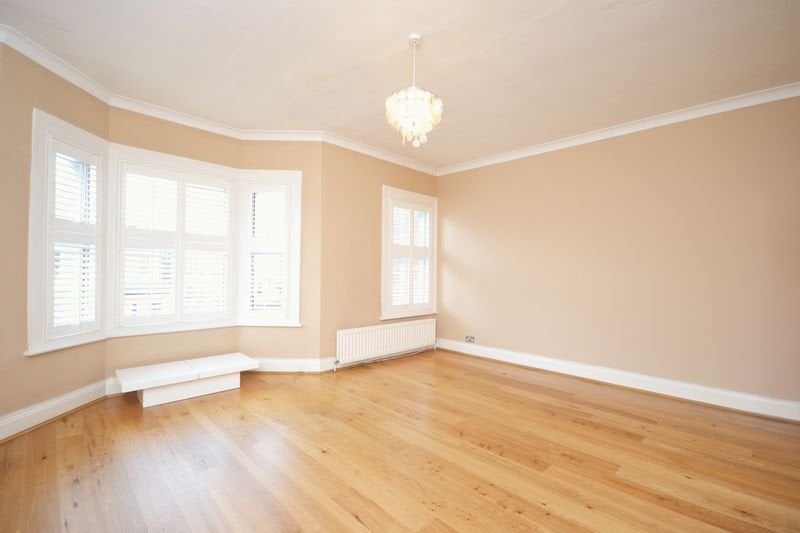 Flat Cathles Road in Greater London