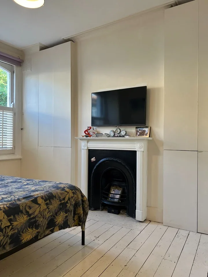 Flat Hazlebury Road in Greater London