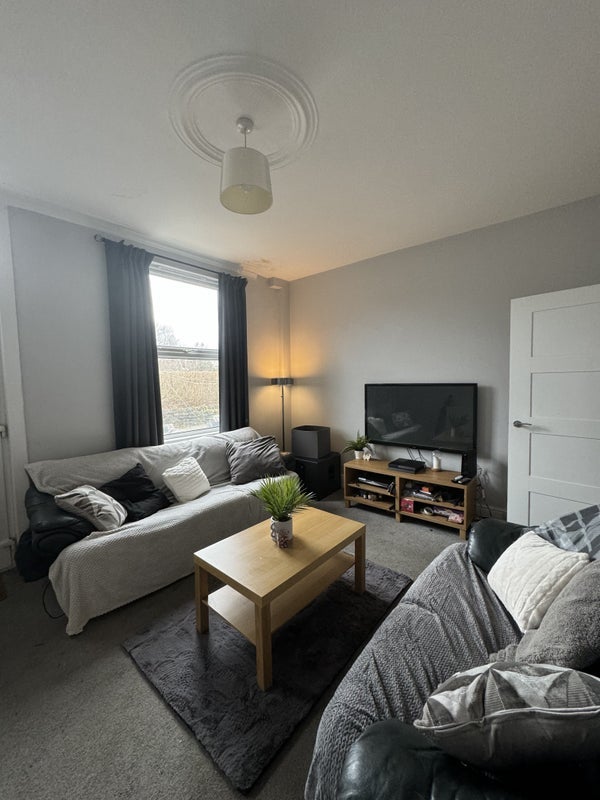 Room Graham Grove in Leeds