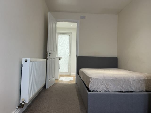 Room Staveley Crescent in Bristol
