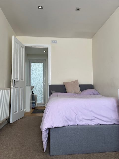 Room Staveley Crescent in Bristol