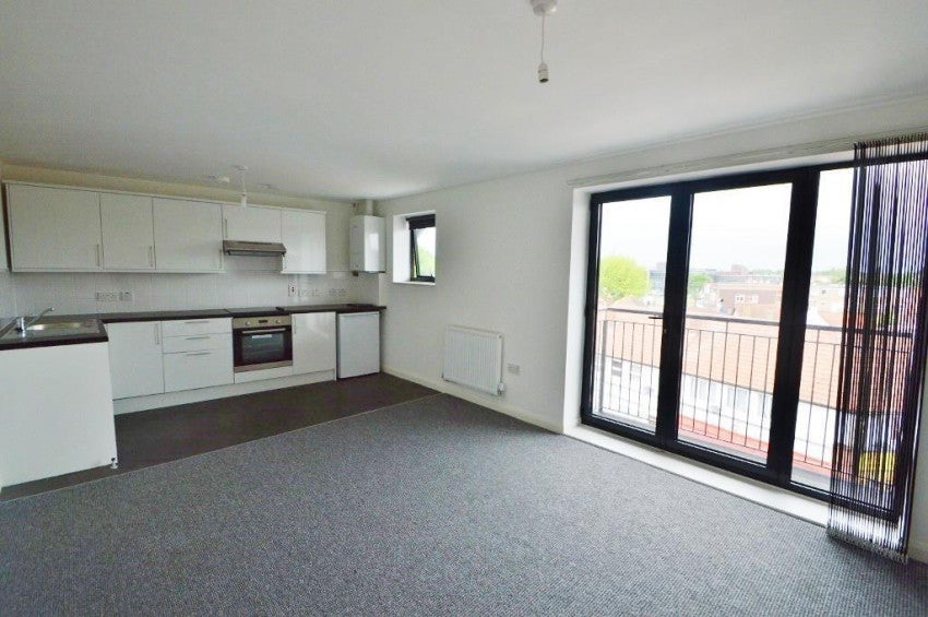 Flat Meadfield Road in Slough