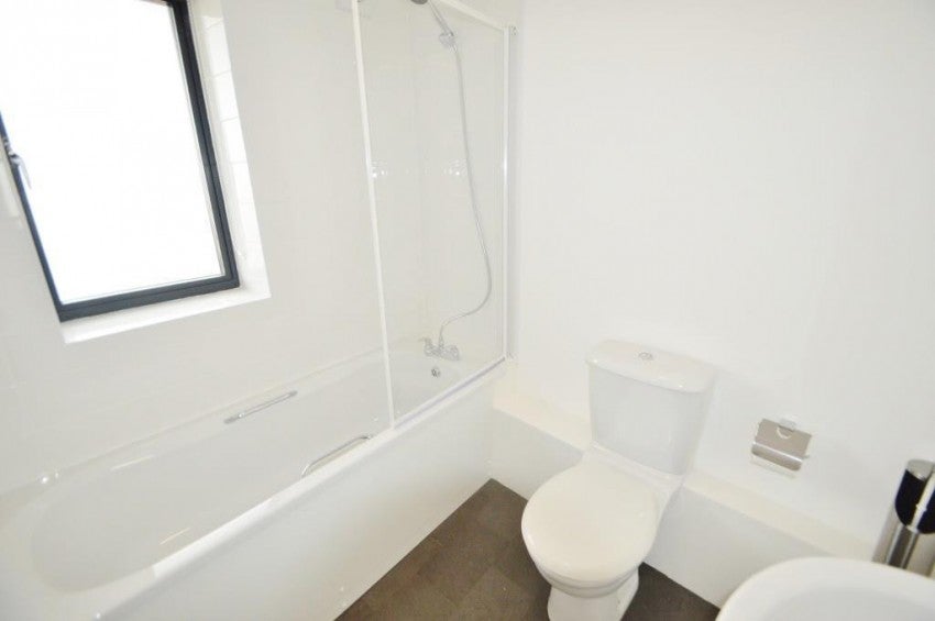 Flat Meadfield Road in Slough