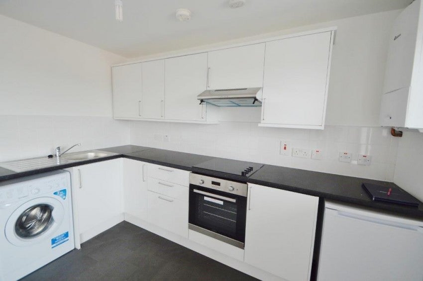 Flat Meadfield Road in Slough