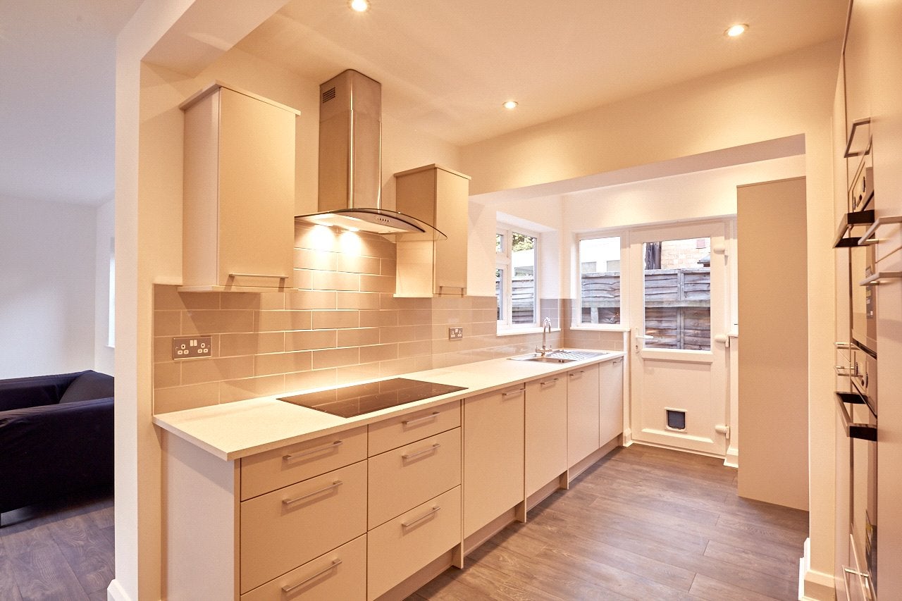 Room Ardmore Avenue in Guildford