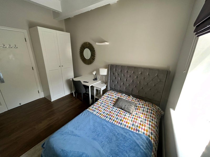 Room Dingley Road in Greater London