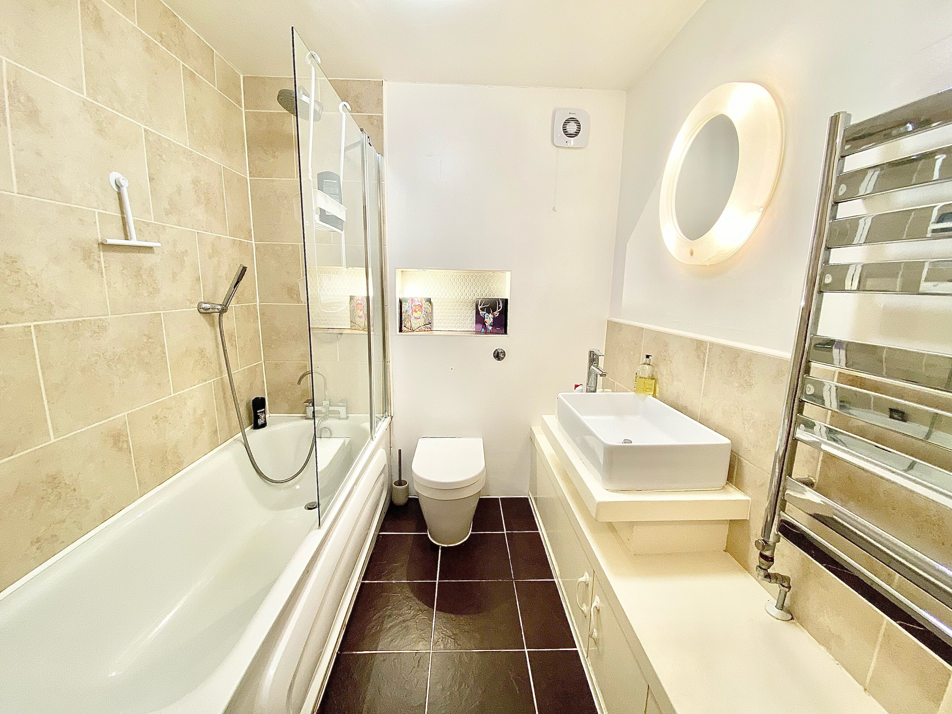 Flat Queenswood Gardens in Greater London