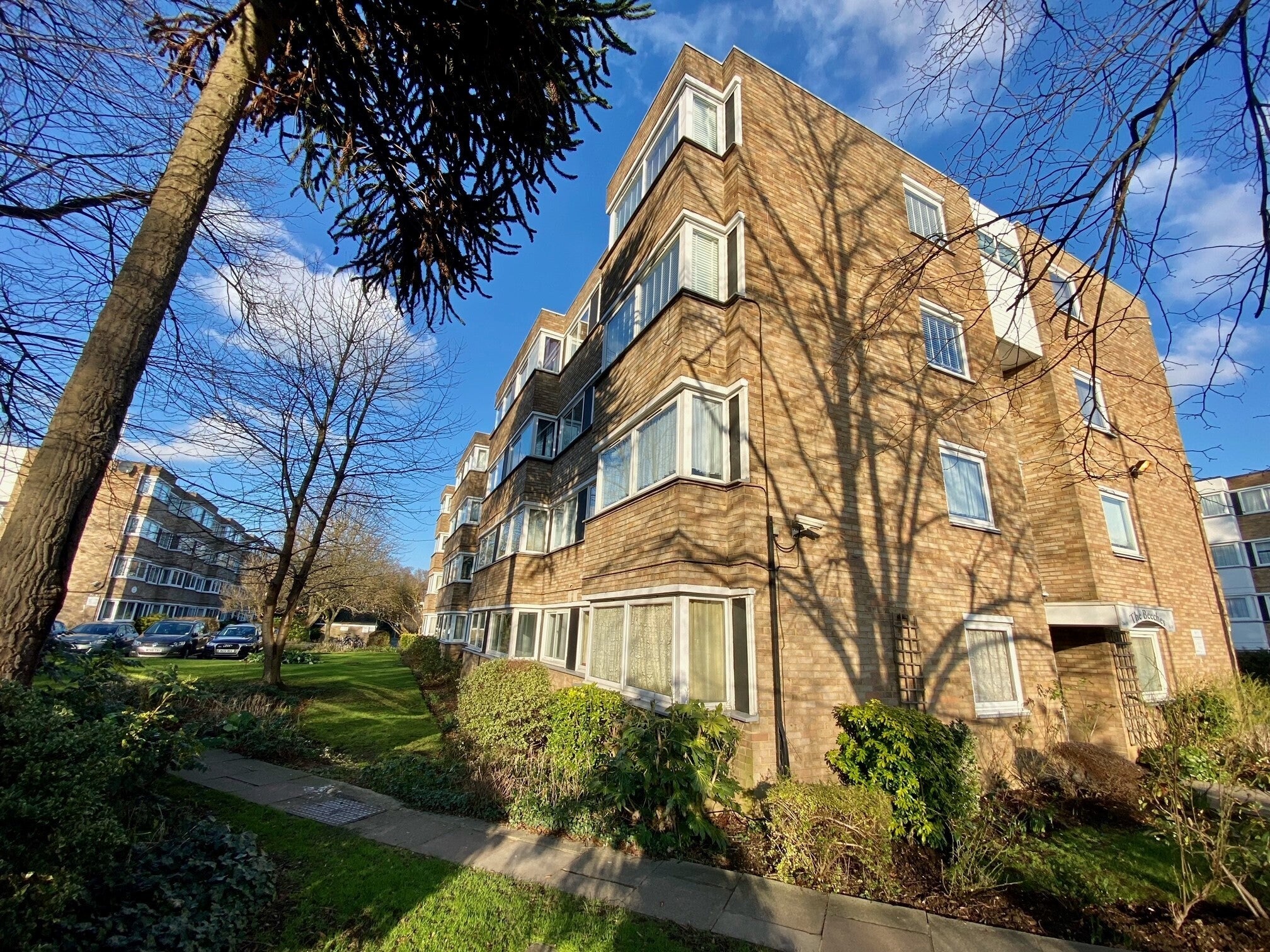 Flat Queenswood Gardens in Greater London