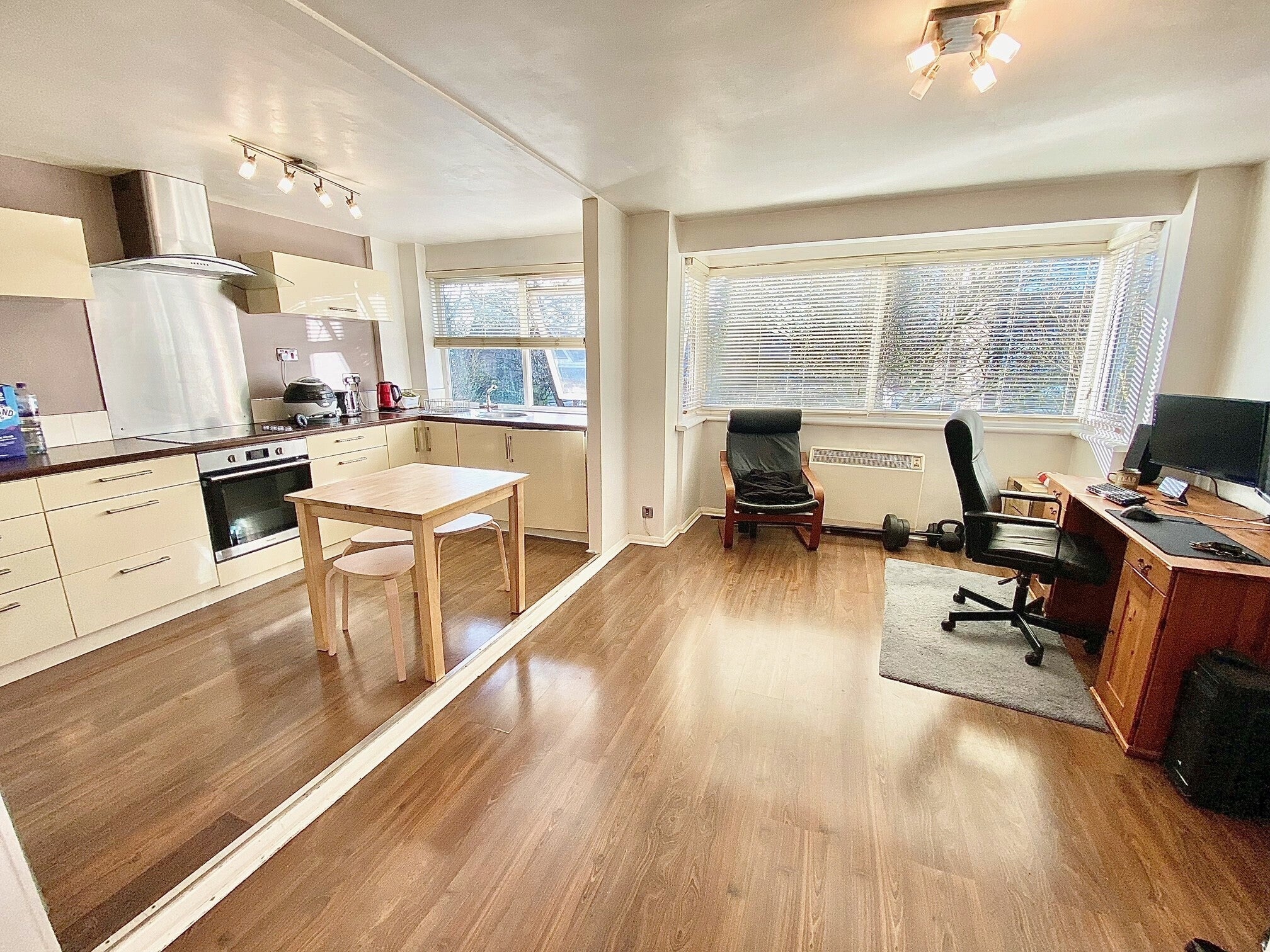 Flat Queenswood Gardens in Greater London